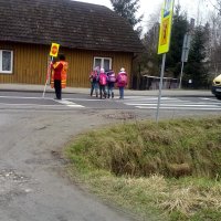 Osoba, która przeprowadza uczniów przez jezdnię