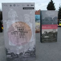 Wystawa „Wołyń 1943 Wołają z grobów, których nie ma” na zatorskim rynku. 