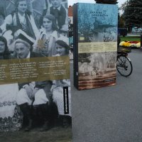 Wystawa „Wołyń 1943 Wołają z grobów, których nie ma” na zatorskim rynku. 