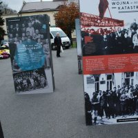 Wystawa „Wołyń 1943 Wołają z grobów, których nie ma” na zatorskim rynku. 