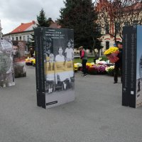 Wystawa „Wołyń 1943 Wołają z grobów, których nie ma” na zatorskim rynku. 